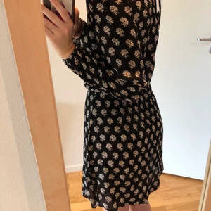 Klänning Nelly  - Helt oanvänd klänning från Nelly. Tyvärr har den inte kommit till användning💕 Strl 34, passar XS-S. Nypris: ca 400 kr 