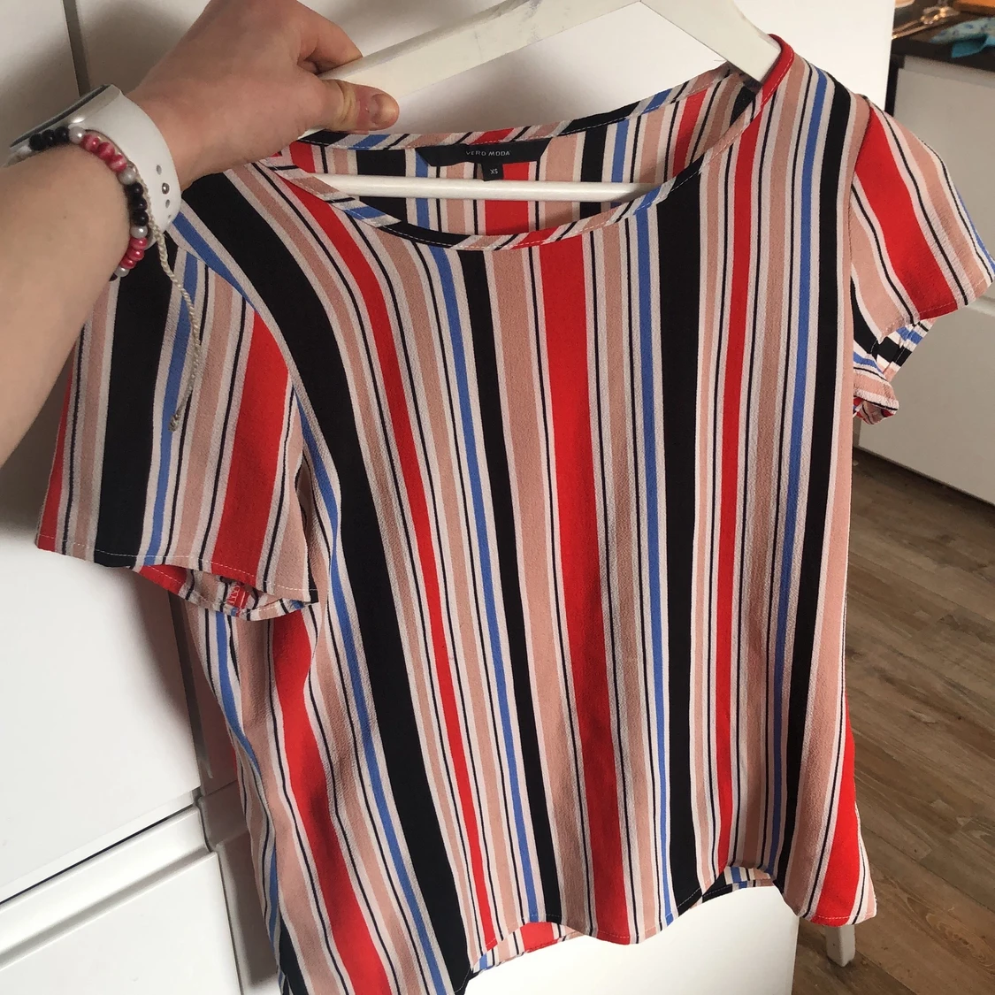 Randig kortärmad blus.