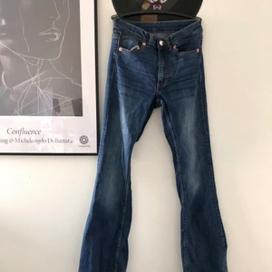 Lågmidjade bootcut jeans - Säljer dessa balla lågmidjade bootcut jeans från Monki. Sparsamt använda och säljer på grund av att de är för små. Färgen motsvaras bäst av den andra bilden 🥰 