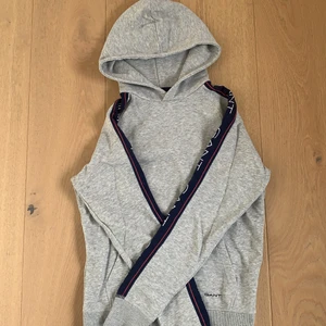 Gant - Grå gant hoodie, knappt använd så skulle säga att den är i mycket bra skick 😁 köparen står för frakten!