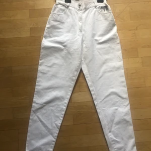 vita raka jeans - väldigt snyggt snitt, bra skick (några små spår av slitage), väskstorlek 36 eller normal storlek 38, med en vacker zebra sydd i fickan