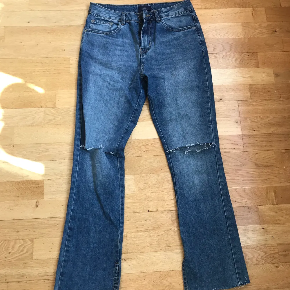Jeans från Nly trend endast använda två gånger så utmärkt skick. Snygg slits vid benslutet och hål vid knäna. Jeans & Byxor.