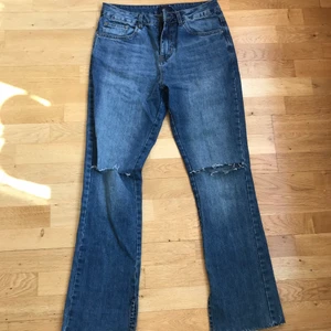 Nly jeans - Jeans från Nly trend endast använda två gånger så utmärkt skick. Snygg slits vid benslutet och hål vid knäna
