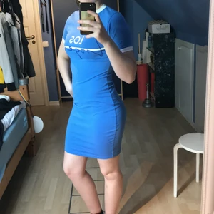 Härlig blå klänning - Snygg, mjukt tyg. Står Losangeles över bröstet. Mycket fint skick