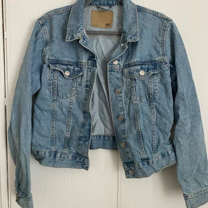 Jeansjacka  - Jeansjacka från lager 157. Säljer då den inte kommer till användning längre (obs frakt tillkommer)💕
