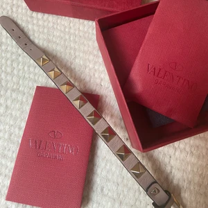 Valentino armband - Ett läderarmband från Valentino som är sparsamt använt. Köptes för två år sedan och nypris var 1660 kr. Inga tydliga märken eller skador