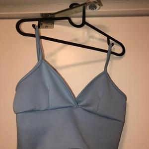 Snygg oanvänd croppad linne babyblå - Snygg fest/sommartopp