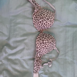 BH - gullig BH från Lindex! säljer då den är för liten💕💕 ingen push up!