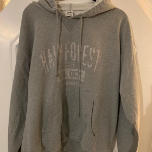 Vintage Hoodie  - Säljer denna vintage oversized Hoodie som jag köpte här på Plick🦋  Superskön och bra passform med stor luva🌟