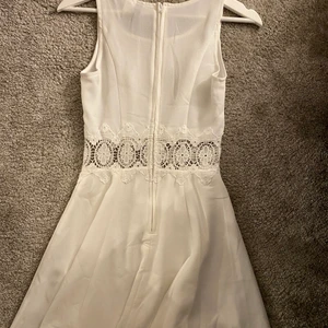 Vit klänning - Vit klänning från H&M, perfekt till studenten, tajt i midjan och formar kroppen, storlek 32