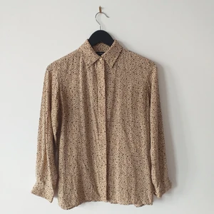 Vintage leopard mönstrad skjorta - Vintage leopard mönstrad skjorta i gott skick. Kortare i modellen. Petite Collection.