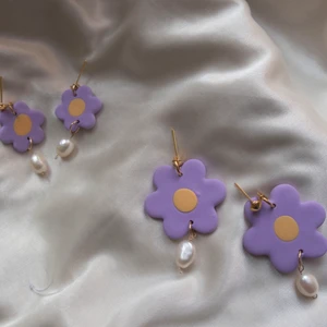 Lila blomörhämgen med sötvattenspärlor - Lila blomörhängen i polymerlera med äkta sötvattenspärlor🤩 små 79kr, stora 109kr, båda 169kr💛 @sweetsatan.co på insta