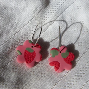 Örhängen Rosa blommor Jordgubbar - Handgjorda, nickelfria örhängen i polymerlera! Perfekta till sommaren! @sweetsatan.co på insta🍓