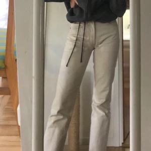 Vita Levi’s jeans storlek 28/32 - Otroligt snygga levi’s 501 i bra skick! De är använda och även köpta 2nd hand i Amsterdam, men ändå fint skick. De är vita och så snygga!!!