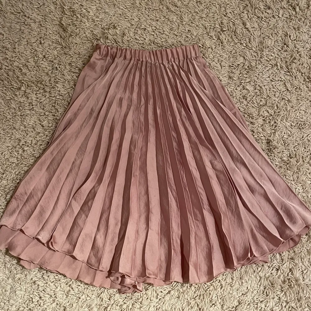 Säljer rosa kjol från ginatricot i storlek S! Använd endast ett fåtal gånger. 70 kr + frakt! 😊. Kjolar.