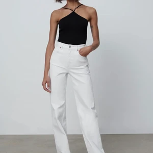 Zara stickad topp med cut out - Säljer denna populära topp ifrån Zara då den är för stor. Har endast provat den så den är i helt nytt skick! Nypris 199kr❣️Köpare står för frakt💖💕