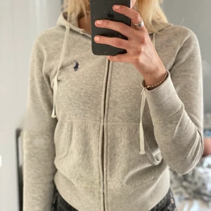 zip hoodie - säljer min zip hoodie från Ralph lauren så den är lite liten och ej kommer till användning längre. välanvänd men i fint skick