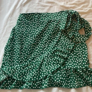 Volangkjol🤍 - Säljer denna fina volangkjolen från SHEIN🤍 endast använd enstaka gånger 🤍🤍  knyts vid sidan och har en resor där bak🤍