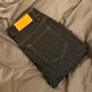 Acne jeans - Raka och midwaisted acne jeans som tyvärr är försmå för mig🤍💞 Är inte säker på om de ska säljas här men skriv gärna om du har intresse💞💘🤍💓 Kan levereras💞💓🤍