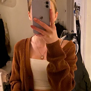 Kofta från Gina tricot - Brun fin kofta från Gina, storlek M men kan passa både en xs och s oxå beroende på hur man vill den ska sitta 💗✌🏼 frakt ingår i priset