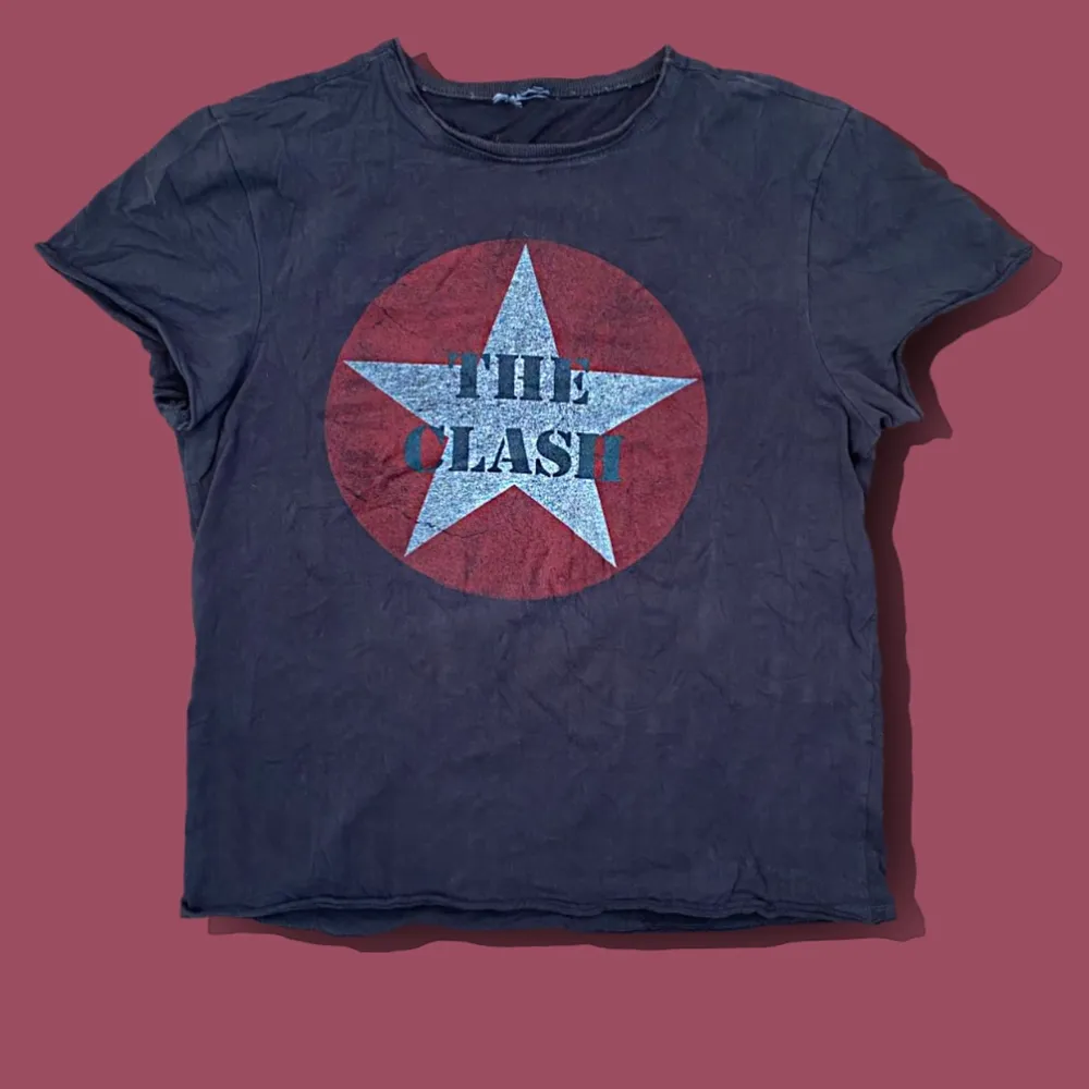 The Clash band tisha från 1990-talet. Ifall ni vet vilka de är så har ni min respekt ahhah. Riktigt fin tröja för er som vill samla eller bara för er som har ett öga för vintage. Cond på tröjan är 7/10, ärmarna lite slappa men annars riktigt fin. T-shirts.