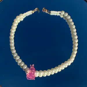 Pärlhalsband med en rosa kanin🥺🥺🥺 Jag gör dessa själv!🍀💐🌿🍃🌺🌷✨🌱