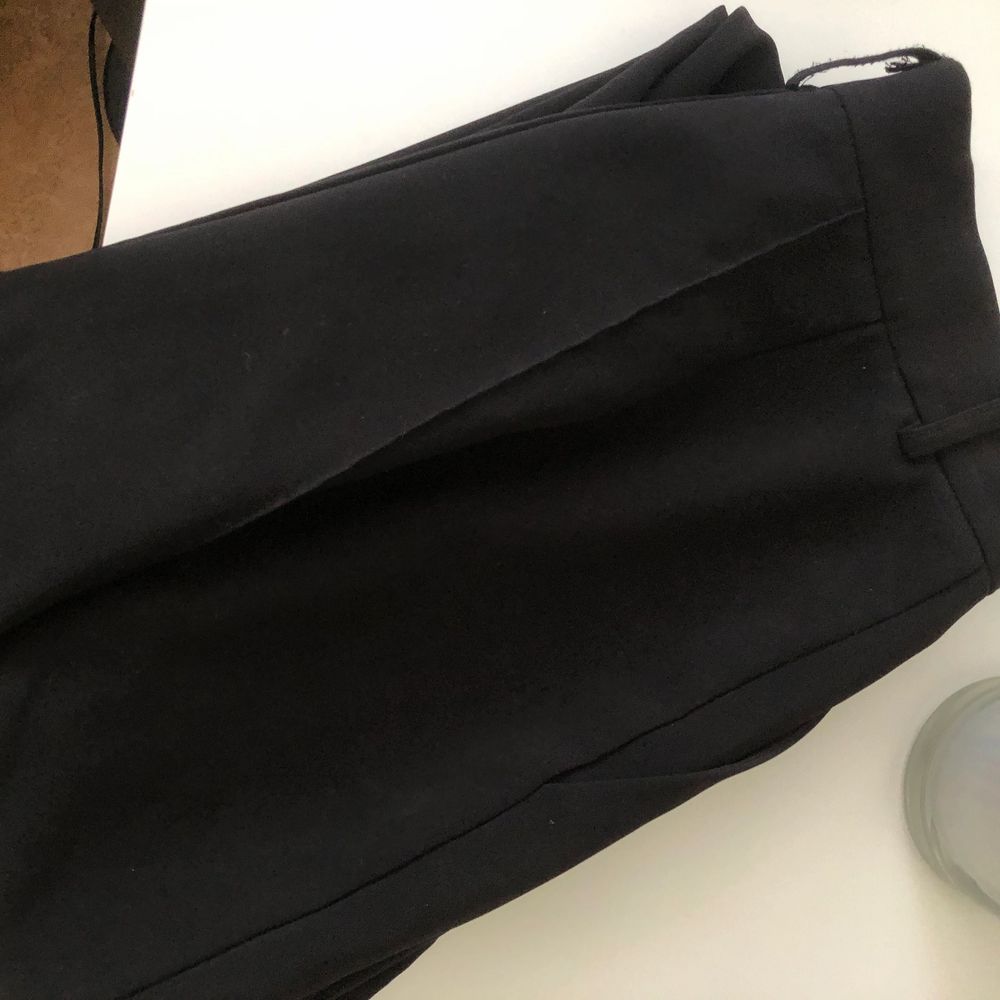 Jättetrevliga kostymbyxor med slits från Na-kd (köpta begangat här på plick). Djupa rimliga fickor på sidorna. Något noppriga inuti men inget som känns och en knapp saknas men dom kan ändå stängas med ett spänne. Skick 7/10. Långa på mig som är 164, rekomenderar till någon som är 167-170 💖 fraktinfo nedan!!. Jeans & Byxor.