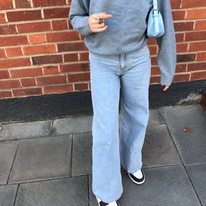 Weekday jeans - Ljusblåa weekday jeans i stl. w24 och l32 i modellen ”Ace”. Fint skick, har dock ett liitet hål i sidan som man inte märker av(kan skicka bild). 