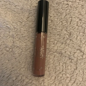 Liquid lipstick - Oanvänt liquid lipstick i färgen Bitter sweet.