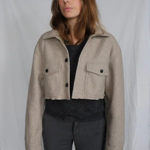 Sand Jacket - Midjelång sandfärgad vårjacka. Ursprungligen från H&M som är omgjord av Scannable UF. Genom att skanna en QR-kod som finns fäst på plagget kan du läsa mer om materialet och dess miljöpåverkan!✨✨