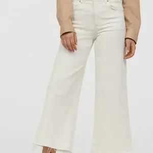 Cremevita culotte jeans med hög midja från &Denim. Fransiga nedtill.   Storlek 27, innerbenslängd 65cm.   Lätt missfärgning på höger bakficka, se bild.   166kr Ink frakt  