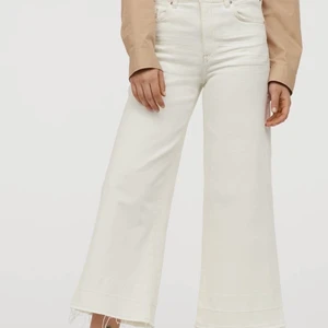 Denim Culottes  - Cremevita culotte jeans med hög midja från &Denim. Fransiga nedtill.   Storlek 27, innerbenslängd 65cm.   Lätt missfärgning på höger bakficka, se bild.   166kr Ink frakt  