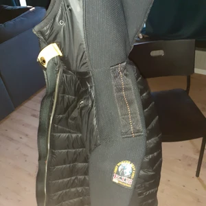 PARAJUMPERS WARM UP - Tja säljer min parajunper warm up jacka för jag har gått upp i storkek för den är xs nu, priset som jag köpte den för gick på närmare 4lax, den är o toppskyck å väldigt bekväm, kan gå att pruta vid snabbköp passa pååå!!!