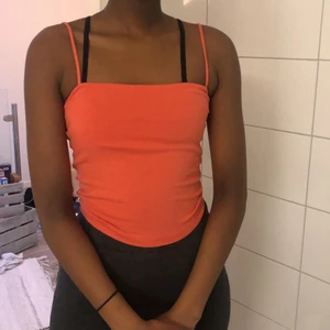 Orange linne - Ett oranget linne med dubbeltyg på insidan, inte genomskinlig. Använd 1 gång på skolavslutningen, säljer pga för att den inte kommer till användning. Köpt på Gina i storlek XS/S. Kan möta ifall du bor i Göteborg. 