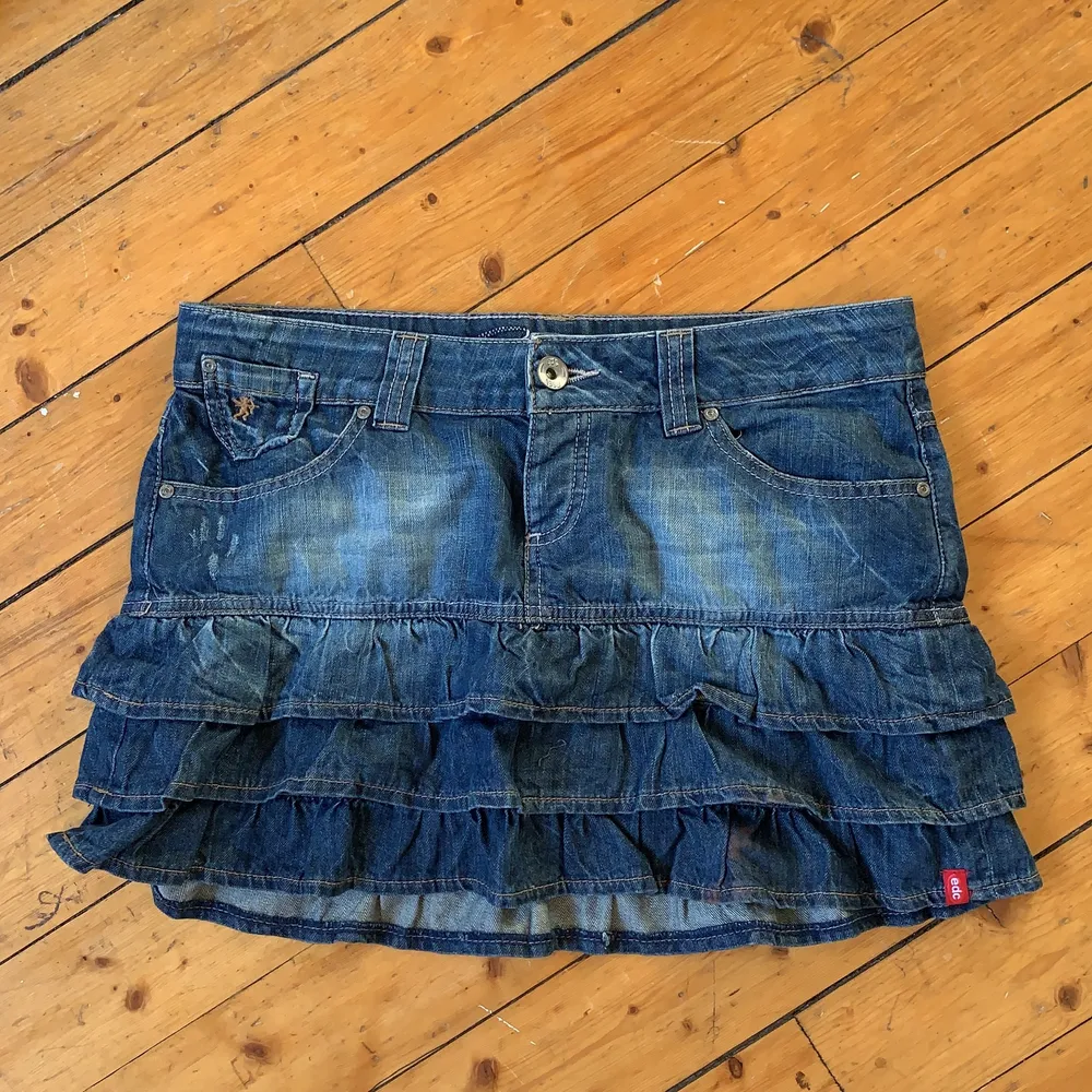 Jätte söt trendig jeans kjol perfekt för sommaren. Aldrig använd ligger i perfekt skick. Storlek 38 . Kjolar.