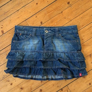 Söt jeans kjol - Jätte söt trendig jeans kjol perfekt för sommaren. Aldrig använd ligger i perfekt skick. Storlek 38 