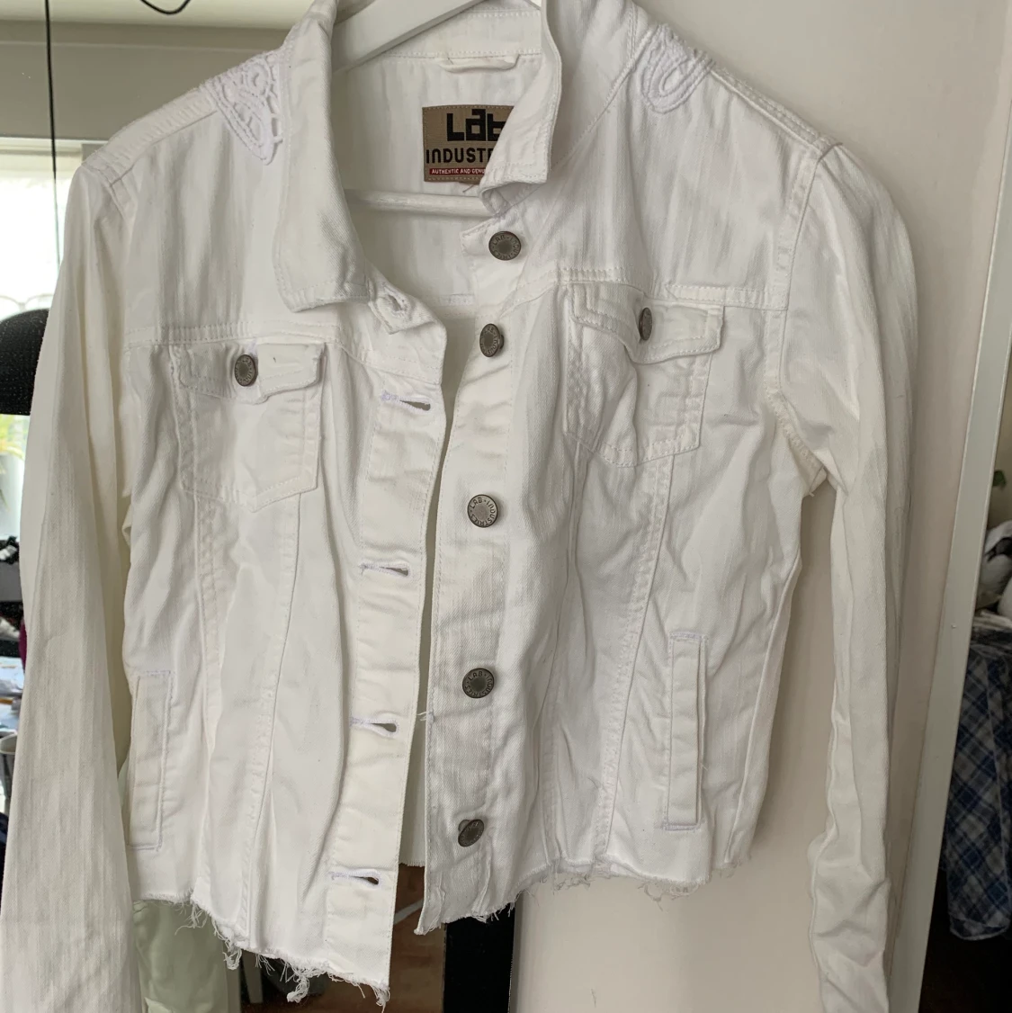 Vit jeansjacka med spets