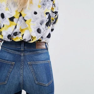 Jeans Oki Slim High Waist från Monki strl 27 - Jeans Oki Slim High Waist från Monki i färgen mid-blue, strl 27. Avklippta nedtill till längd som går strax över fotknölarna på någon som är 169cm. I fint skick och kommer från ett djur- och rökfritt hem. Skickas med Postnord 💙 Jag lägger upp nytt då och då, Följ mig gärna för kommande annonser 