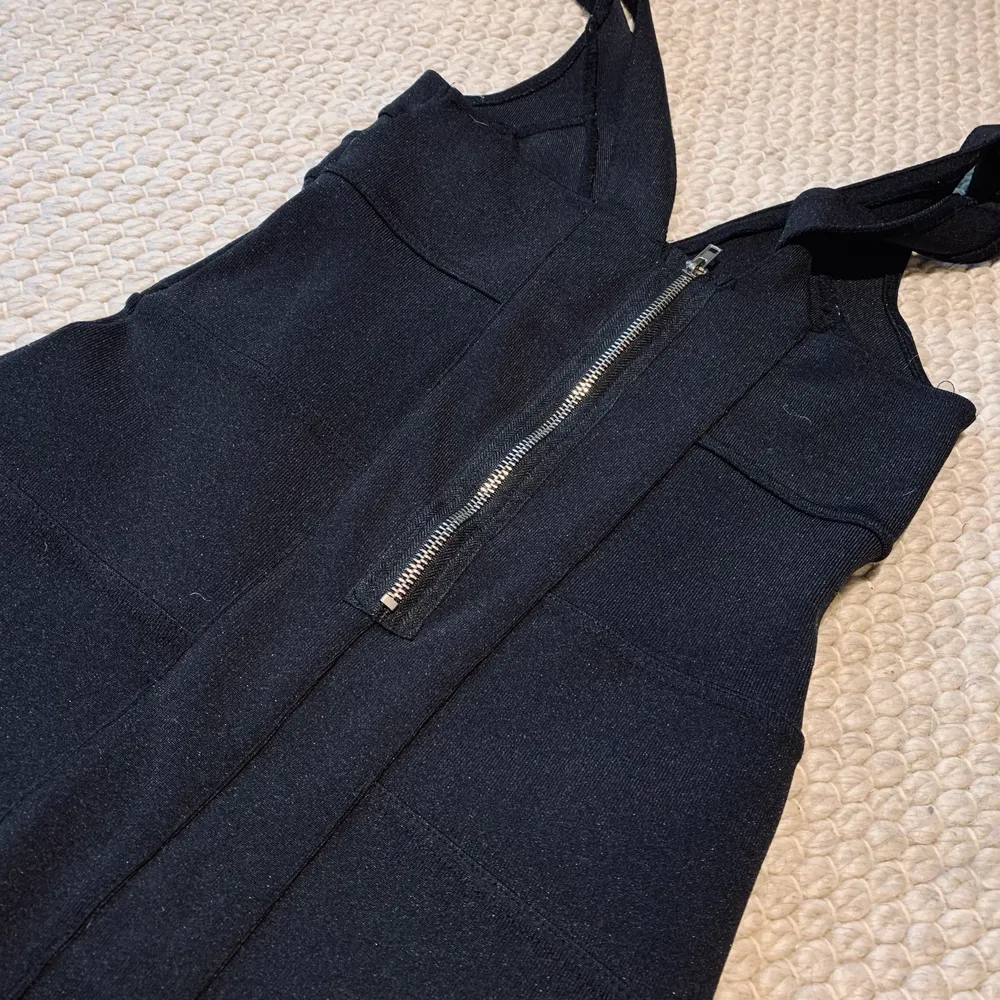 Figurnära svart klänning från bikbok. Mycket fint skick. Lapp om storlek saknas, men passar S-M. Klänningar.