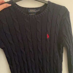 Ralph Lauren  - Fin stickad Ralph lauren tröja i xs. Mörkblå med röd häst 