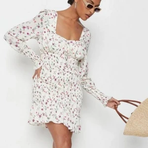 Blommig klänning  - Super fin klänning från Missguided som tyvärr kom hem aldeles för stor på mig:( därav är både prislapp och andra taggar kvar och endast provad. Trots att den är i 36 skulle jag säga att den passar en M eller 38 mycket bättre! 