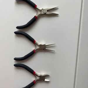 Tänger för smyckestillverkning - Jag säljer 3st tänger som är till för smyckestillverkning men funkar utmärkt till annat. Används ett fåtal gånger och i bra skick. Är mellan 11-13cm