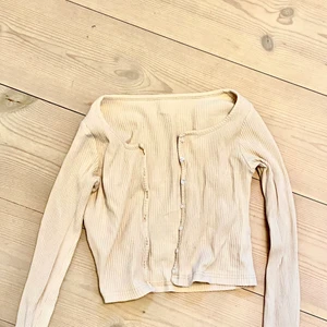 Beige top - en sjukt fin beige top med knappar som är väldigt trendig ❤️ meddela vid frågor eller intresse 
