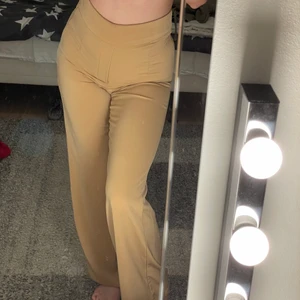 Bikbok byxor - Beige sjukt fina kostymbyxor från bikbok i nyskick. Säljer då de inte är min stil längre💞