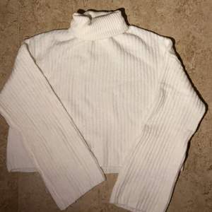 Stickad croppad tröja med polokrage och breda armar. Knappt använd. Från hm i stolek s.