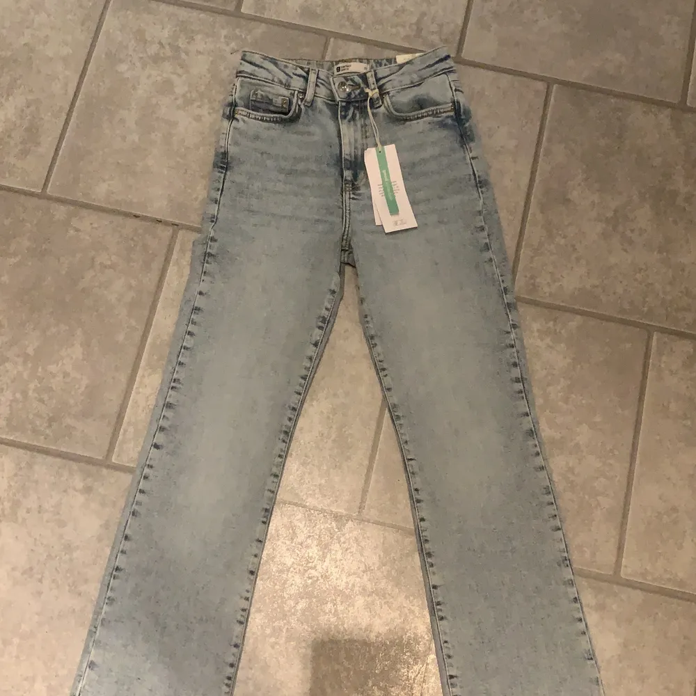 Jättefina jeans från Gina Tricot, strlk 32❤️ Säljes då dem tyvärr är lite korta i benen. Original pris var runt 500 säljer för 250! Hör av er om ni har nån fråga❤️ Frakt tillkommer. Jeans & Byxor.