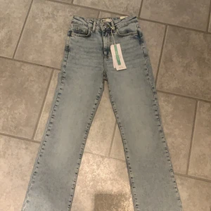Ylva Kick Flarie jeans 🥰 - Jättefina jeans från Gina Tricot, strlk 32❤️ Säljes då dem tyvärr är lite korta i benen. Original pris var runt 500 säljer för 250! Hör av er om ni har nån fråga❤️ Frakt tillkommer