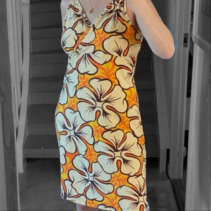 Mönstrad klänning - Mönstrad härlig klänning i orange 🍊 knappt använd, går över knäna (163)