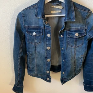 Mörkblå jeansjacka  - Perfekt till våren, tyvärr för liten för mig!!