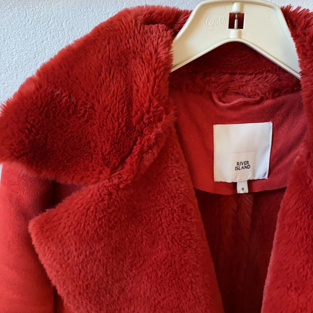 Underbar röd jacka med päls och mockamaterial. Tyvärr för liten men älskar den!!. Jackor.
